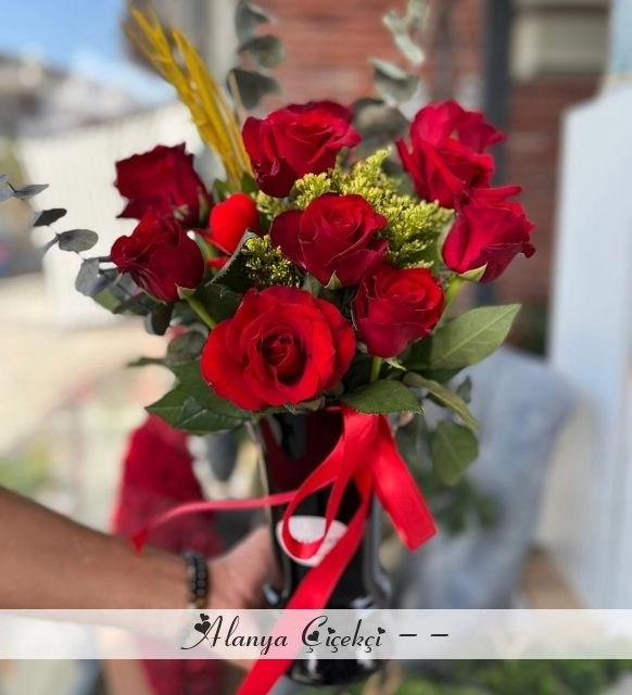 Siyah Vazo Da Romantik Güller
