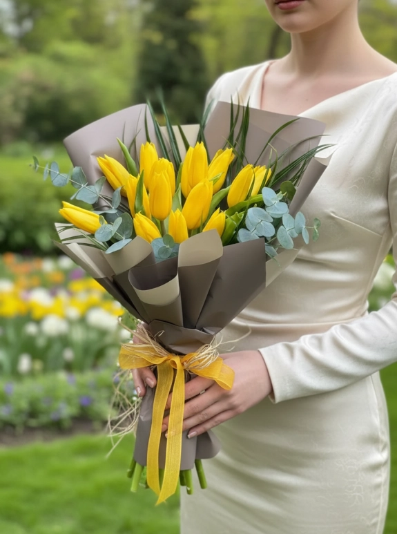 Lumi Golden Tulips Bouquet