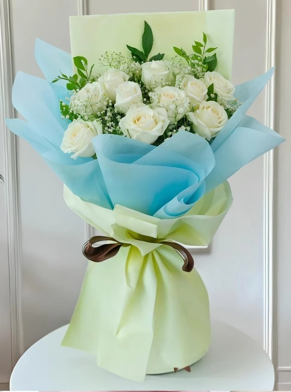 10 Premium White Roses Bouquet