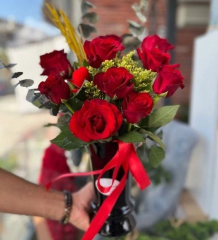 Siyah Vazo Da Romantik Güller